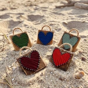 Cuadro madera, clavos y hilo "corazón"